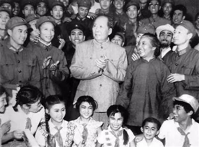 1964年的一场“迎春晚会”引出了毛主席对文艺界的严厉警告：“如不认真改造，势必在将来的某一天，要变成像匈牙利裴多菲俱乐部那样的团体。”这真是英明的预见！