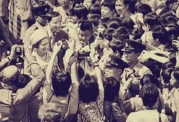 随着香港经济结构上彻底金融化,房地产化,旅游服务化,新一代港人心中的“国际中心”认同感又不断加强,催生出类似“世界公民”的心态,在文化情感上开始更靠近欧美。10年之后,香港文化圈大举北上,有能力的港人也大批到大陆发展,还留在本地市场的发展空间更为窄小,无法参与到北上进程,也没有退路的香港新一代青年,就只能在自身地位衰落的过程中不断怀念想像的从前,对大陆的观感越来越非理性,最终沦为港独分子的工具。