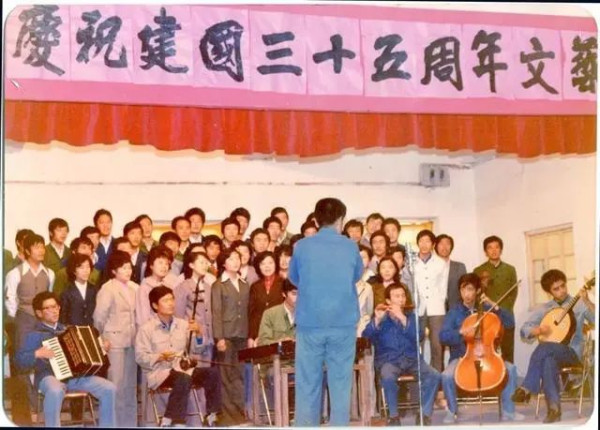 社会主义国家的娱乐，它也是一种无形的教育和影响，是重要的宣传形式。这样的渠道，它是一种战略工具，是话语权的一部分，是国之重器，是应该掌握在人民手中的。