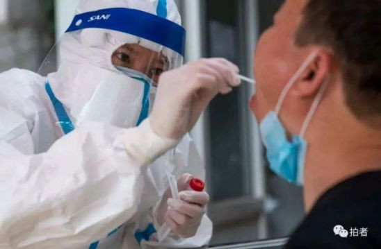 比如疫情初期，内蒙古曾发生一起与李文亮案相似的所谓“涉疫谣言”案，当事人被拘留。非常诡异的是，这件事当时颇为轰动网络，如今已经淹没在海量的网络信息中，搜索不到了。