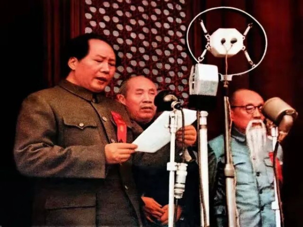 在中华民族的历史长河中，毛主席是定盘星。任何试图否定他、消解他历史地位的司马昭之心，最终都会被历史的车轮碾碎，成为后人的笑柄。