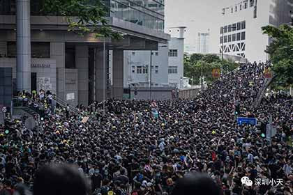 愤慨：香港警察总部被暴徒包围