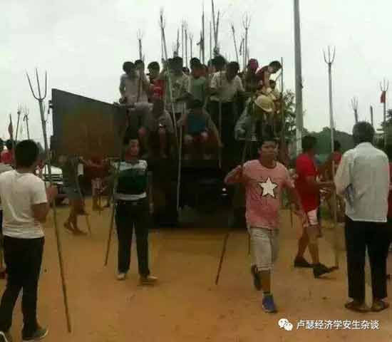 分产到户以后,小农经济重新回潮。这种经济基础为封建势力的回潮,提供了条件。于是,黑奴工、买卖妇女这些封建残余,又在个别地区死灰复燃。当年套在西藏农奴身上的锁链,重新套在了某些地区的妇女脖子上。