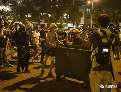 乱港暴徒围警署逼放人 镪水弹伤警狂言烧法院