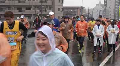 日本新冠病毒肺炎疫情的走向,只能“看天”了。这疫情是全人类的灾难,任何国家任何人都很难独善其身,我们只能期待,期待中国首先取得抗击疫情的胜利,到那时,“世界工厂”全力开动,我们就可以支援友邦,支援全世界了。