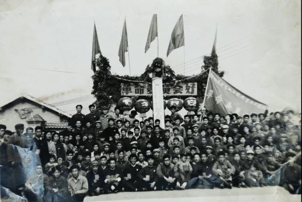 《民主课》以小说形式还原了20世纪60-70年代的历史现场，带我们回到了那个激情燃烧的岁月，让我们看到了那些不论幼稚不论荒唐却充满真诚善良的普通人的成长，以及中国人民生生不息的对平等的追求和要求。