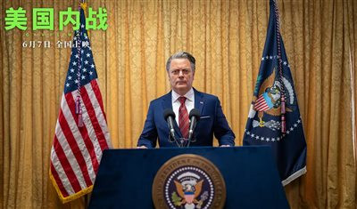 这部电影本质上既不是战争片,也不是政治惊悚片,而是个废土公路片。