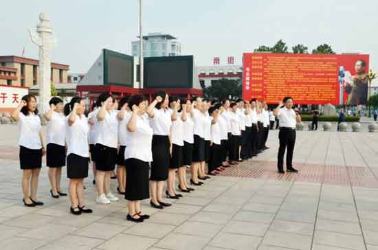 河南省南街村举行纪念毛主席逝世44周年活动