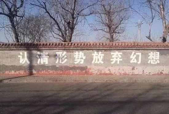 于是有人说,毛主席时代是工人的天堂。工人,在那个年代又叫做国家的主人,那个时候叫工人阶级,那个时候我们人民的领袖毛主席说:工人阶级必须领导一切。用现在的话说,就是我们打工人要领导一切——您相信我们曾经有过这样一个时代吗?
