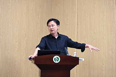 带头人”是中国共产党群众路线在基层的人格化载体,它由党组织选拔培养,在实践中锻造,在群众监督中成长。从革命年代的生产队长、劳动英雄,到今天的村支书、“能人”,这一角色在历史断裂与延续中生生不息。中国基层治理的活力,正是在于制度支撑和组织引领下持续涌现扎根群众的带头人,这既是革命的历史遗产,也是未来基层发展的重要命题。