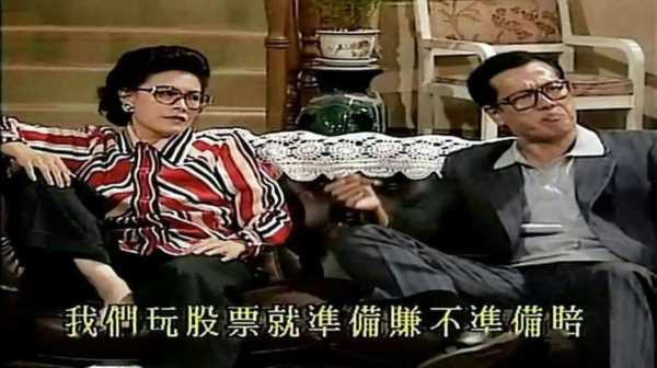 随着香港经济结构上彻底金融化,房地产化,旅游服务化,新一代港人心中的“国际中心”认同感又不断加强,催生出类似“世界公民”的心态,在文化情感上开始更靠近欧美。10年之后,香港文化圈大举北上,有能力的港人也大批到大陆发展,还留在本地市场的发展空间更为窄小,无法参与到北上进程,也没有退路的香港新一代青年,就只能在自身地位衰落的过程中不断怀念想像的从前,对大陆的观感越来越非理性,最终沦为港独分子的工具。