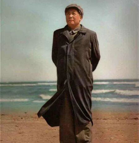 1935年10月,面对日本帝国主义侵略的步步逼近,刚到陕北的毛泽东对未来新中国外交政策已有成熟的考虑,就是不走帝国主义扩张的老路。毛泽东不畏强权但又知道节制,他从不把战略目标伸展到能力之外,不想因目标设得过大而让自己不堪重负。