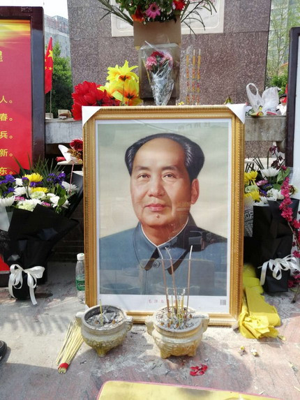 河南商丘人民清明节缅怀伟大领袖毛主席