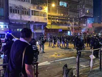 两张香港今日非法集会的现场照片,告诉你境外受众看到的会是什