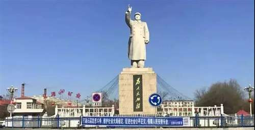 此情此景，那些曾经“顶天立地是工人”的出租车师傅们，能不怀念毛泽东时代，能不怀念毛主席吗？