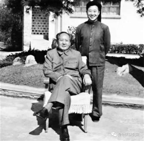 更何况，时间对所有人都是平等的，当这一代人逐渐老去，他们的故事终将无人诉说……最终，历史的重担将压在我们身上，我们也必须要做好准备迎接这个重担。