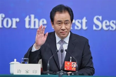 许老板们雇佣的经济学家,更是正心正念义正词严,仿佛不支持许老板这么没完没了的借钱,中国民营经济就做不了几个俯卧撑了,身子沉下去就再上不来了。