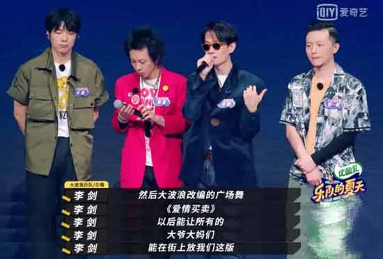 从阶层结构来看，在当前社会，以中产阶层为代表的现代都市主流群体普遍认为一个现代城市的公共空间应该是安静而有序的。而广场舞代表的一种热闹聒噪的行为方式显然和他们的期待有所冲突。
