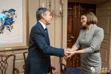 像季哈诺夫斯卡娅、瓜伊多这种带路党,别看它们一时风光,一旦对美国失去了利用价值,结局只能是被冲进下水道,就像用过的卫生纸一样。