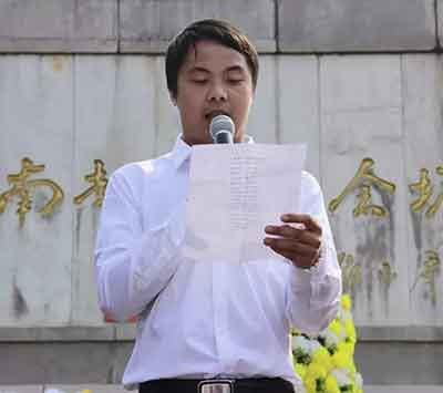 　是谁给你的勇气和气魄，让你在酒足饭饱后，褪下了人的那张皮! 是谁给你的地位和官位，让你在30岁的年纪，肆意挥霍烈士们打下的人民事业!是谁让你在烈士纪念碑下，把接班人的社会主义接力棒传递给了你!