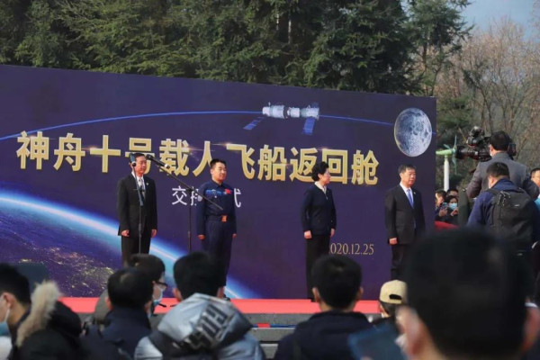 献礼：神舟十号返回舱交给毛主席家乡