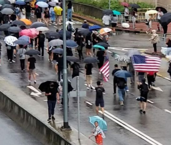 香港教协解散,那个制造“毒教材”的幕后黑手终于倒台了!文化殖民有多可怕?