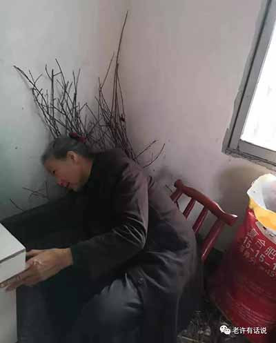 ,“知识分子到劳动人民群众中去。跟人民群众打成一片”,不正是我党优良作风的传承么?人民群众不更需要这样的专家教授么?这一点,顾秀林教授做到了,而且做的很好。