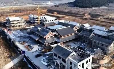 2026年文旅市场冰火两重天：一边是游客为特色体验豪掷千金，一边是数百亿网红地标靠停车费续命。同质化仿古建筑、空心化运营模式正被市场抛弃，唯有沉浸式体验与文化灵魂才能存活。