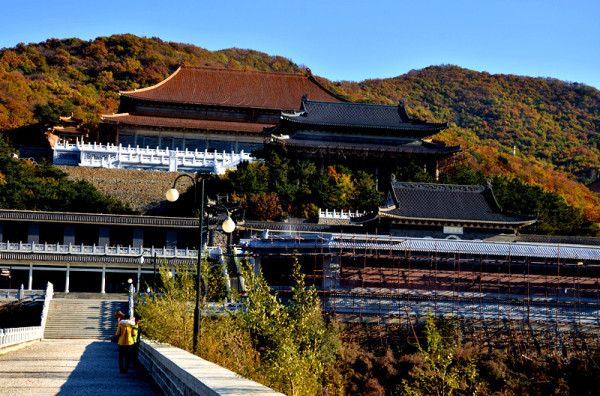 这样一座1943年建成,还是伪满的“国寺”,一共存在不过2年,于1945年就已烟消云散的寺庙,如何在改开中又大兴土木的被重现辉煌?