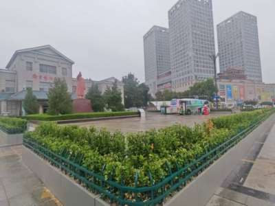 请山东省省委、济南市市委清除英雄山赤霞广场的一切围挡、花坛等障碍! 恢复赤霞广场原貌 ! 顺民意,得民心。