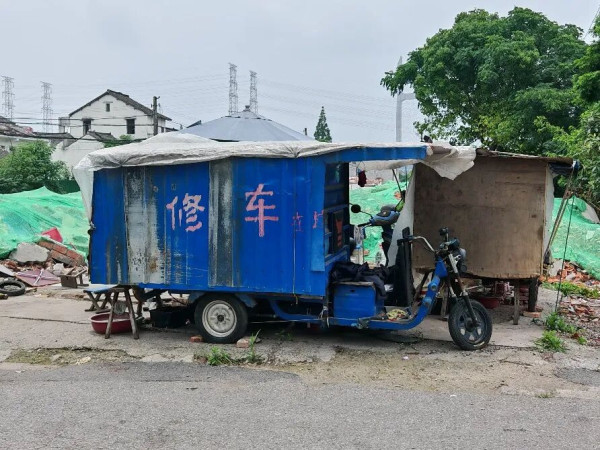 废墟里的修车师傅：城市向前，而他留在原地｜镜相