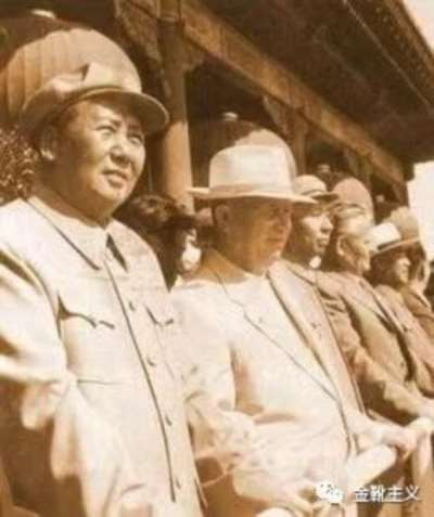 这是曾称作“红军”、“人民军队”的苏维埃武装,第一次将枪口对准苏联人民。而目的,仅仅是为了维护赫鲁晓夫《秘密报告》的威信。…国务卿杜勒斯看到后兴高采烈地称:赫鲁晓夫的这个报告是炸毁共产主义世界的原子弹!