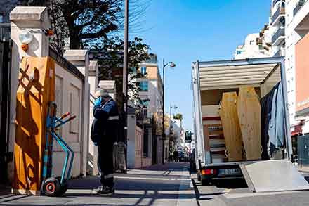 在马克龙宣布国家进入战争状态,对新冠病毒宣战之前,法国曾经引以为傲的全世界最好的公共医疗系统已经有沉疴痼疾之态。新自由主义经济对法国公共医疗系统步步紧逼的持续性破坏为时已久,以至于法国在所谓的这场“抗疫战争”面前,临难铸兵,死伤惨重。