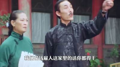 文章从马克思主义视角剖析了雇佣劳动的历史演进，指出其本质是资本方无偿占有劳动者创造的剩余价值。结合中国现状，文章重点批判了企业主普遍存在的封建地主思维与官僚思维，表现为极限榨取员工时间、漠视劳动法规以及职场权力压迫。同时，绩效工资、密薪制和劳务派遣等制度被用作转嫁经营风险、分化劳动者团结和实施多重剥削的手段，加剧了普通劳动者的艰难处境。