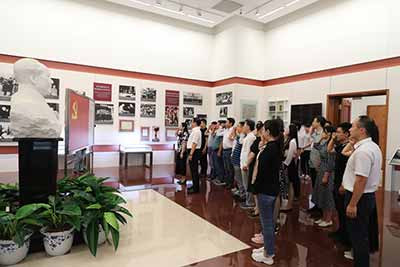中国美术家协会赴纪念堂瞻仰毛主席！
