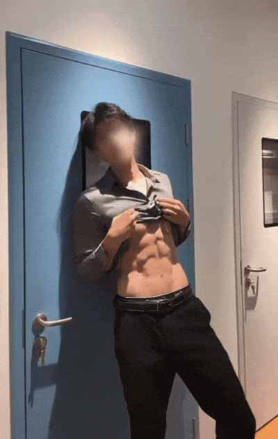 演出结束后，一切又迅速回到现实。 演员卸妆、换衣服，准备下一场演出。那些被反复讨论的肌肉、荷尔蒙和“性张力”，最后也只是整套娱乐工业里的工作内容。