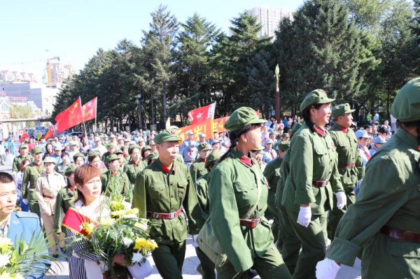 长春市各界人民群众隆重纪念毛主席逝世42周年