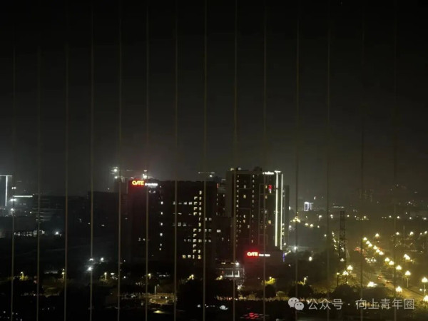 资本主义市场经济制度是一台精密的榨汁机。它筛选出那些责任心最强、最不懂拒绝、最需要钱的“老实人”,然后拧紧螺丝,直到榨干最后一滴血。高广辉的悲剧,是时代整个打工人的悲剧。