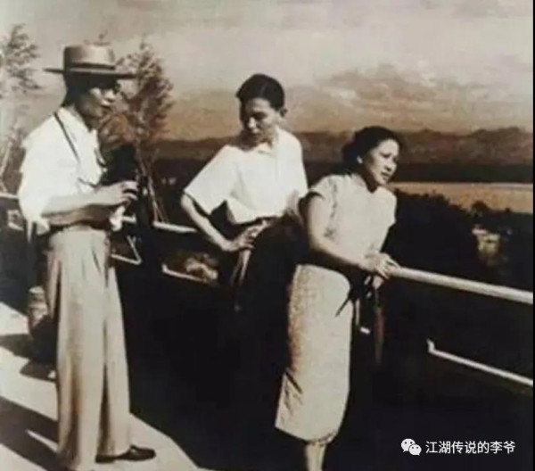 说什么傅聪叛逃英国，是因为傅雷被打成右派。胡扯八道！傅雷1958年被错划成右派，1959年周恩来总理、陈毅元帅还亲自关怀，1961年9月30日平反。傅雷是1964年加入英国国籍，正式叛逃的！