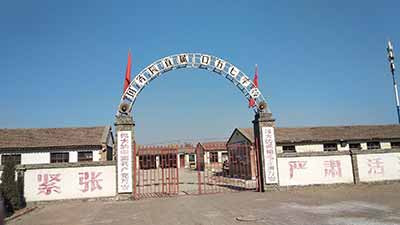 那些坐在书斋里纸上谈兵、脱离群众指手画脚的“专家”，是该好好读读《毛选》了，先不说为国家有多大贡献，为自己不再被人鄙夷嘲讽也应该。《毛选》是一个内容丰富的知识宝藏，不光数不清的中国人在悉心研读，许多外国人也在孜孜不倦地从中吸取营养。