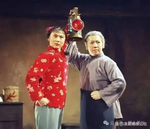 在中国文艺史上,有一个绕不过去的话题:样板戏。从《红灯记》到《智取威虎山》,从《沙家浜》到《红色娘子军》,这些诞生于半个多世纪前的作品,至今仍在舞台上常演不衰,许多唱段早已成为中国人集体记忆中的文化基因。“临行喝妈一碗酒,浑身是胆雄赳赳”“这个女人不寻常”……这些旋律一响,无数人便能脱口而出。样板戏何以具有如此持久的生命力?答案,就藏在毛主席那一句掷地有声的追问中:“我们的文艺是为什么人的?”
