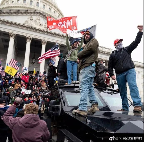 美国就是一面镜子。这也是将社会生产的组织交予资本，将社会财富藏于少数人，媒体掌控舆论、与资本沆瀣一气，剩下的人在生存边缘挣扎、失落、失语、逐渐走向“失智”的必然。