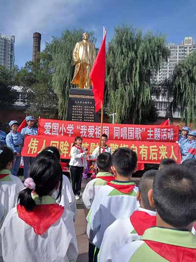 哈尔滨各界群众隆重纪念毛主席逝世43周年