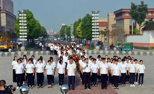 南街村举行纪念毛主席逝世43周年活动