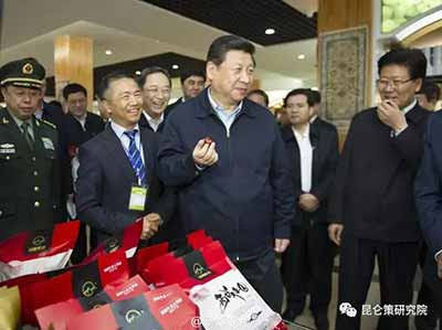新疆的社会稳定是要靠最广大热爱毛主席，拥护共产党的善良的各族人民，我们要赢得新疆各族人民的信任与拥护，就要真正发挥好党的民族政策的威力，用心去维护最广大的贫苦老百姓，各族人民的利益。