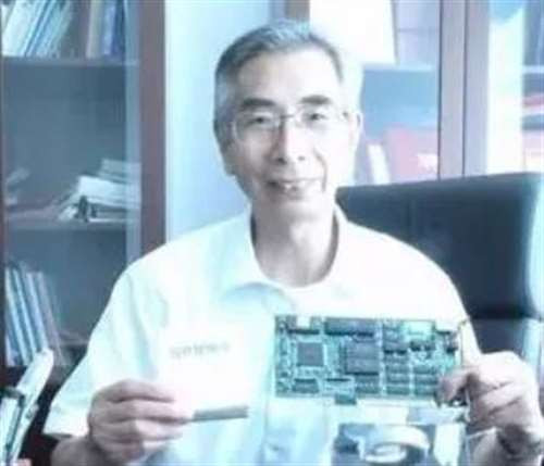 正如马克思所说:“资本不创造科学。但是它利用科学,占有科学。这样一来科学就和直接劳动相分离,科学对于劳动来说,表现为异己的、敌对的和统治的力量。”科学如果依附于资本,那它就不是“第一生产力”,而是第一压榨力、第一剥夺力、第一发财力、第一暴虐力!早已成为坚定的共产主义战士的钱学森同志对这个道理当然是深有体会的,那就是科学技术必须为阶级斗争服务,为战胜资本主义的斗争服务,为无产阶级服务。