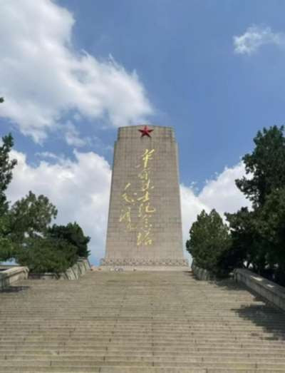 请山东省省委、济南市市委清除英雄山赤霞广场的一切围挡、花坛等障碍! 恢复赤霞广场原貌!