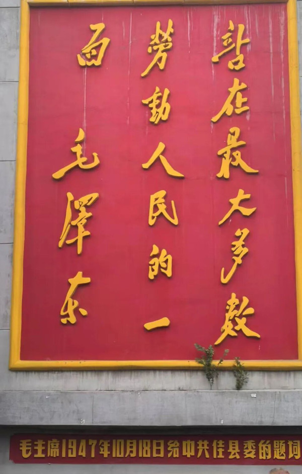 政府部门往往对招商是积极的,因为这能增加税收,体现为政绩;对于设身处地了解劳动者的处境、维护他们的权益是淡漠的,因为这既不考核,也与自身利益无关。现在干部按照“逢进必考”进入党政部门。虽然他们也曾在党旗下宣过誓,学习过《为人民服务》,但缺乏像革命战争年代我们党与广大劳动人民血肉相连的经历,很难有意愿主动去体验最大多数劳动人民的生存状态,去为他们排忧解难。