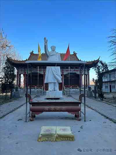与其跪拜,不如觉醒;与其祈求,不如斗争。