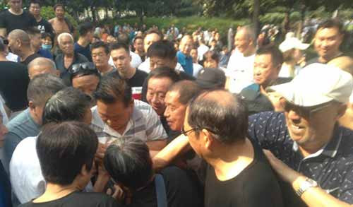 青山遮不住 ——郑州人民纪念毛主席逝世43周年